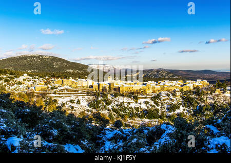 Europa, Frankreich, Mons, Var. Das Dorf Haut-Var unter Schnee. Stockfoto