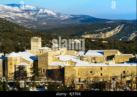 Europa, Frankreich, Mons, Var. Das Dorf Haut-Var unter Schnee. Stockfoto