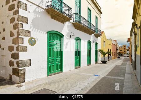 Blick auf die Straße der Altstadt von Agüimes. Ländliche Stadt und wichtigen touristischen Destination in Gran Canaria. Stockfoto