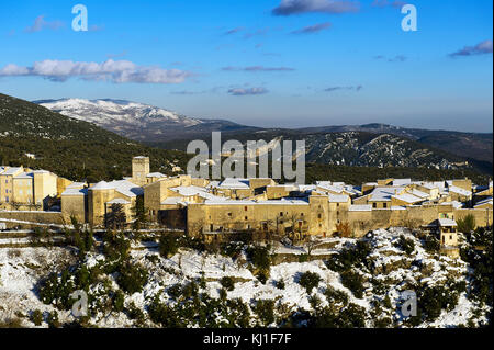 Europa, Frankreich, Mons, Var. Das Dorf Haut-Var unter Schnee. Stockfoto