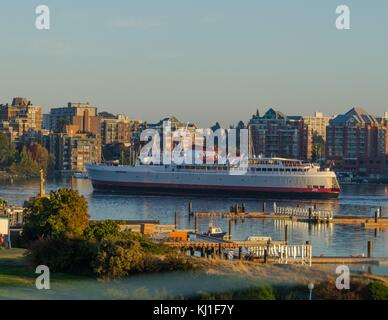 Die MV Coho kommt in Victoria nahen Hafen bei Sonnenuntergang. Stockfoto