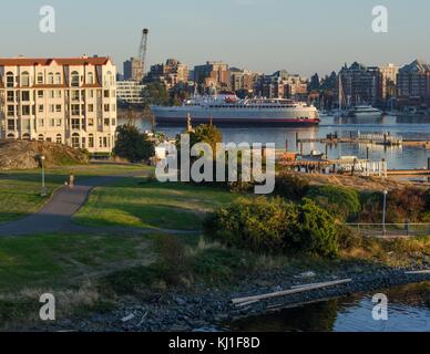 Die MV Coho kommt in Victoria nahen Hafen bei Sonnenuntergang. Stockfoto