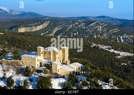 Europa, Frankreich, Mons, Var. Das Dorf Haut-Var unter Schnee. Stockfoto