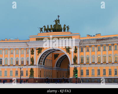 Die Gebäude auf dem Schlossplatz in Sankt Petersburg, Russland, vor dem Winter Palace. Das neoklassische Gebäude wurde von Carlo Rossi im Empire Stil entworfen und in 1819-1829 gebaut. Es besteht aus zwei Flügeln, die durch einen dreigliedrigen Triumphbogen geschmückt von Bildhauern Stepan Pimenov und Wassili Demuth-Malinovsky getrennt sind, zum Gedenken an den russischen Sieg über die napoleonischen Frankreich im Vaterländischen Krieg von 1812. Stockfoto