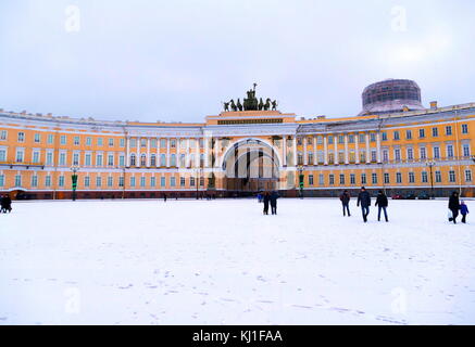 Die Gebäude auf dem Schlossplatz in Sankt Petersburg, Russland, vor dem Winter Palace. Das neoklassische Gebäude wurde von Carlo Rossi im Empire Stil entworfen und in 1819-1829 gebaut. Es besteht aus zwei Flügeln, die durch einen dreigliedrigen Triumphbogen geschmückt von Bildhauern Stepan Pimenov und Wassili Demuth-Malinovsky getrennt sind, zum Gedenken an den russischen Sieg über die napoleonischen Frankreich im Vaterländischen Krieg von 1812. Stockfoto