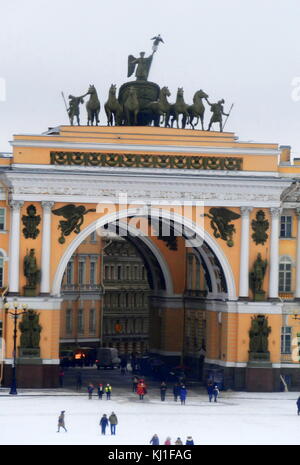 Die Gebäude auf dem Schlossplatz in Sankt Petersburg, Russland, vor dem Winter Palace. Das neoklassische Gebäude wurde von Carlo Rossi im Empire Stil entworfen und in 1819-1829 gebaut. Es besteht aus zwei Flügeln, die durch einen dreigliedrigen Triumphbogen geschmückt von Bildhauern Stepan Pimenov und Wassili Demuth-Malinovsky getrennt sind, zum Gedenken an den russischen Sieg über die napoleonischen Frankreich im Vaterländischen Krieg von 1812. Stockfoto