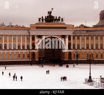 Die Gebäude auf dem Schlossplatz in Sankt Petersburg, Russland, vor dem Winter Palace. Das neoklassische Gebäude wurde von Carlo Rossi im Empire Stil entworfen und in 1819-1829 gebaut. Es besteht aus zwei Flügeln, die durch einen dreigliedrigen Triumphbogen geschmückt von Bildhauern Stepan Pimenov und Wassili Demuth-Malinovsky getrennt sind, zum Gedenken an den russischen Sieg über die napoleonischen Frankreich im Vaterländischen Krieg von 1812. Stockfoto