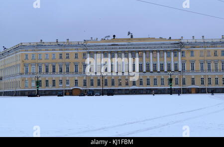 Die Gebäude auf dem Schlossplatz in Sankt Petersburg, Russland, vor dem Winter Palace. Das neoklassische Gebäude wurde von Carlo Rossi im Empire Stil entworfen und in 1819-1829 gebaut. Es besteht aus zwei Flügeln, die durch einen dreigliedrigen Triumphbogen geschmückt von Bildhauern Stepan Pimenov und Wassili Demuth-Malinovsky getrennt sind, zum Gedenken an den russischen Sieg über die napoleonischen Frankreich im Vaterländischen Krieg von 1812. Stockfoto