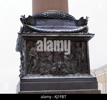 Basis des Alexander Spalte vor der allgemeinen Personal Gebäude am Schlossplatz in Sankt Petersburg, Russland. Von 1830-34, entworfen von Auguste de Montferrand erbaut. Stockfoto