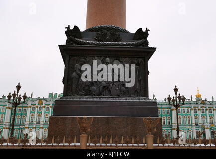 Basis des Alexander Spalte vor der allgemeinen Personal Gebäude am Schlossplatz in Sankt Petersburg, Russland. Von 1830-34, entworfen von Auguste de Montferrand erbaut. Stockfoto