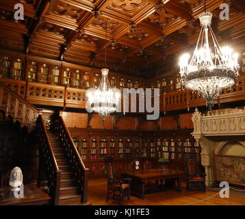 Die Bibliothek des Zaren Nikolaus II. im Winter Palace in St. Petersburg, Russland. Einen wichtigen Raum im Wohnbereich der letzte Kaiser, ist einer der Innenausstattung des Winter Palace, das seinen ursprünglichen Stil bewahrt hat. In it, englischer Gotik Motive verwendet werden. Stockfoto