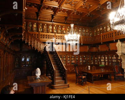 Die Bibliothek des Zaren Nikolaus II. im Winter Palace in St. Petersburg, Russland. Einen wichtigen Raum im Wohnbereich der letzte Kaiser, ist einer der Innenausstattung des Winter Palace, das seinen ursprünglichen Stil bewahrt hat. In it, englischer Gotik Motive verwendet werden. Stockfoto