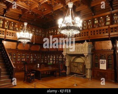 Die Bibliothek des Zaren Nikolaus II. im Winter Palace in St. Petersburg, Russland. Einen wichtigen Raum im Wohnbereich der letzte Kaiser, ist einer der Innenausstattung des Winter Palace, das seinen ursprünglichen Stil bewahrt hat. In it, englischer Gotik Motive verwendet werden. Stockfoto