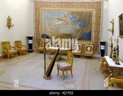 Salon von Zar Nikolaus II. im Winterpalast, St. Petersburg, Russland. Das Empire Stil, der Salon verfügt über einen Teil eines großen Möbel - entworfen von dem Architekten Luigi Rusca. Die Möbel mit Tapisserie Polsterung, beauftragt durch den Leiter des Büros, Dmitry Guryev, wurde 1805 - 1806 im Imperial Wandteppich funktioniert. Stockfoto