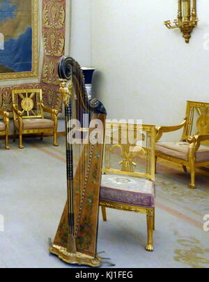 Salon von Zar Nikolaus II. im Winterpalast, St. Petersburg, Russland. Das Empire Stil, der Salon verfügt über einen Teil eines großen Möbel - entworfen von dem Architekten Luigi Rusca. Die Möbel mit Tapisserie Polsterung, beauftragt durch den Leiter des Büros, Dmitry Guryev, wurde 1805 - 1806 im Imperial Wandteppich funktioniert. Stockfoto