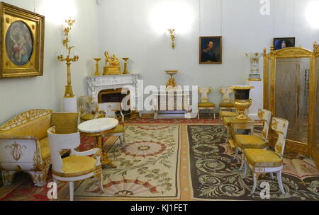 Salon von Zar Nikolaus II. im Winterpalast, St. Petersburg, Russland. Das Empire Stil, der Salon verfügt über einen Teil eines großen Möbel - entworfen von dem Architekten Luigi Rusca. Die Möbel mit Tapisserie Polsterung, beauftragt durch den Leiter des Büros, Dmitry Guryev, wurde 1805 - 1806 im Imperial Wandteppich funktioniert. Stockfoto