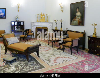 Salon von Zar Nikolaus II. im Winterpalast, St. Petersburg, Russland. Das Empire Stil, der Salon verfügt über einen Teil eines großen Möbel - entworfen von dem Architekten Luigi Rusca. Die Möbel mit Tapisserie Polsterung, beauftragt durch den Leiter des Büros, Dmitry Guryev, wurde 1805 - 1806 im Imperial Wandteppich funktioniert. Stockfoto