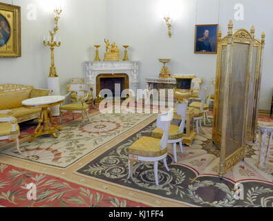 Salon von Zar Nikolaus II. im Winterpalast, St. Petersburg, Russland. Das Empire Stil, der Salon verfügt über einen Teil eines großen Möbel - entworfen von dem Architekten Luigi Rusca. Die Möbel mit Tapisserie Polsterung, beauftragt durch den Leiter des Büros, Dmitry Guryev, wurde 1805 - 1806 im Imperial Wandteppich funktioniert. Stockfoto
