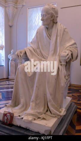 Marmorstatue des französischen Philosophen Voltaire 1781, von Jean-Antoine Houdon (1741 - 1828) einem Französischen neoklassizistischen Bildhauers. François-Marie Arouet (1694 - 1778), bekannt durch seine Nom de plume Voltaire, war ein französischer Aufklärung Schriftsteller, Historiker und Philosoph berühmt für seinen Witz, seine Angriffe auf die katholische Kirche, und sein Eintreten für die Freiheit der Religion, Freiheit der Rede und die Trennung von Staat und Kirche. Stockfoto