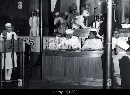 Jawaharlal Nehru und Lord Mountbatten in der Erklärung der Unabhängigkeit Indiens, 15. August 1947. Nehru (1889-756) war ein Führer der Indian National Congress während der indischen Unabhängigkeitsbewegung. Später wurde er Premierminister. Mountbatten, 1900-1979, war der letzte Vizekönig von Indien Stockfoto