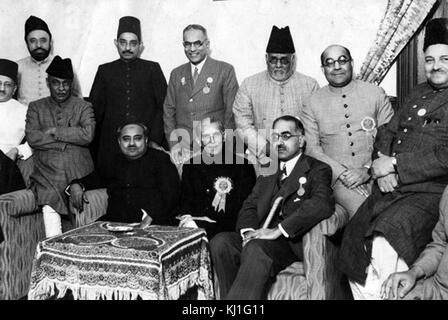 Die pakistanischen Führer 1947: Mohammed Ali Jinnah (Mitte); Sir Sikander Hayat Khan (rechts), Sir Nizam-ud-Din (links) mit Liaquat Ali Khan (hintere Reihe, zweiter von rechts). Stockfoto