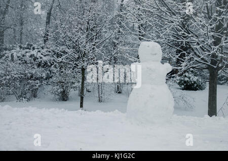 Happy snowman Abbildung im Winter mit viel Schnee um Lächeln Stockfoto