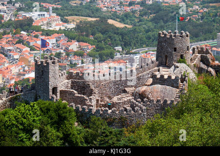 Die schöne Aussicht von der Royal Tower auf die maurische Burg oben auf dem Berg über der Stadt Sintra Portugal Sintra. Stockfoto