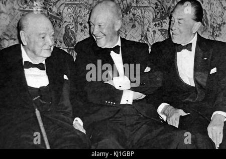 Sir Winston Churchill mit Präsident Dwight David Eisenhower und Feldmarschall Lord Alexander von Tunis 1959. Sir Winston Churchill (1874 - 1965) war ein britischer Staatsmann, der Premierminister des Vereinigten Königreichs von 1940 bis 1945 und erneut von 1951 bis 1955. Stockfoto