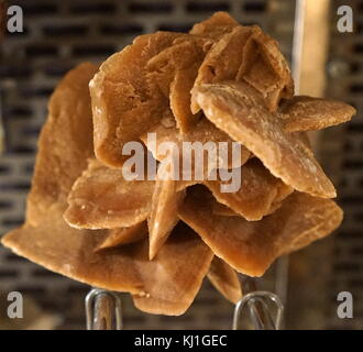 Desert Rose ist der umgangssprachliche Name der Rose gegeben - wie Formationen von Crystal Cluster von Gips oder Baryt, die reichlich Sandkörner zählen. Die "blütenblätter" sind Kristalle auf dem c kristallographischen Achsen abgeflacht, aufgefächert in strahlenden abgeflacht crystal Cluster öffnen. Stockfoto