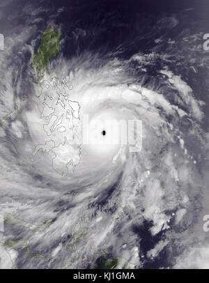 Typhoon Haiyan, wie Super Typhoon Yolanda in den Philippinen bekannt, war einer der intensivsten tropische Wirbelstürme auf Aufzeichnung, die zerstörten Teile Südostasiens, vor allem die Philippinen, am 8. November 2013. Es ist die tödlichste Philippinische Taifun auf Aufzeichnung, tötete mindestens 6.300 Menschen in diesem Land allein Stockfoto