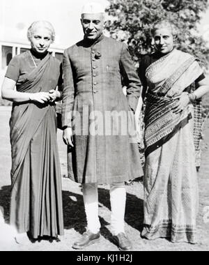 Um 1960: Jawaharlal Nehru (1889-1964) mit seinen Schwestern (links) Vijaya Lakshmi Pandit (1900-1990), und (rechts) Krishna Hutheesing (1907 - 1967). Jawaharlal Nehru war Premierminister von Indien zu werden und eine zentrale Figur in der indischen Politik vor und nach der Unabhängigkeit. 1950 Stockfoto