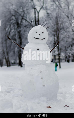 Happy snowman Abbildung im Winter Wald lächelnd Stockfoto