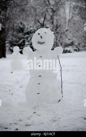 Happy snowman Abbildung im Winter Wald lächelnd Stockfoto