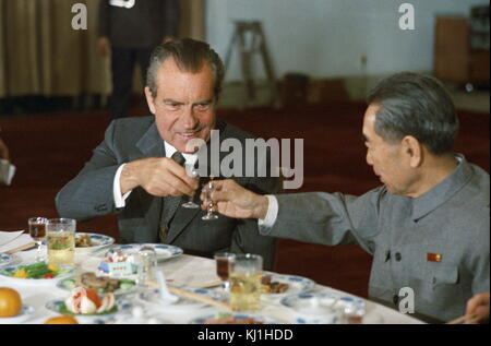 US-Präsident Richard Nixon und der Chinesische Premier Zhou Enlai Toast, 25. Februar 1972 während Nixons Besuch in kommunistischen China Stockfoto