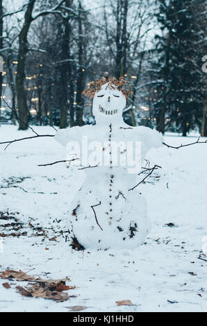 Happy snowman Abbildung im Winter Wald lächelnd Stockfoto