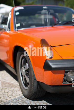 Nahaufnahme des orangefarbenen Retro-Autoscheinwerfers. Stockfoto