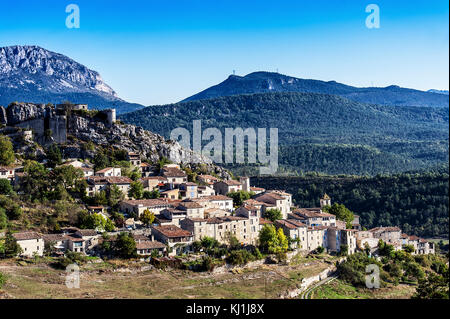 Europa, Frankreich, Var, im regionalen Naturpark von Verdon, Sillans-la-Cascade. Das Dorf thront. Stockfoto