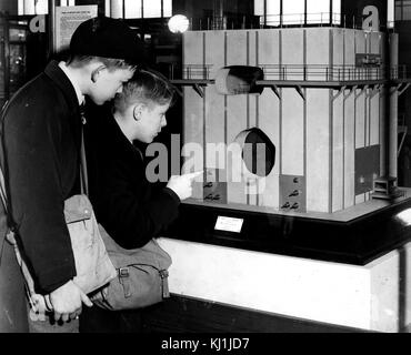 Foto von zwei jungen Schule Jungen an einem Modell von Großbritanniens erster atomic Stapel suchen, nun als ein Kernreaktor bekannt. Vom 20. Jahrhundert Stockfoto