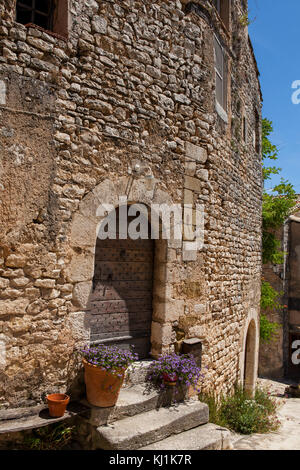 Altes Haus im mittelalterlichen Dorf Simiane-la-Rotonde, Provence, Frankreich Stockfoto