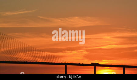 Sunshine Skyway Bridge Silhouette auf Tampa Bay, Florida Stockfoto