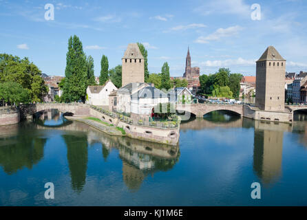 Straßburg, Frankreich. 29. August 2016. Mit Blick auf die überdachte Brücken, eine der schönsten Stadt der historischen touristische Attraktionen in Straßburg. Stockfoto