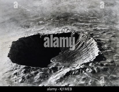 Foto von der Arizona Meteor Crater. Meteor Crater ist ein meteoriteneinschlag Krater und 18 Meilen (29 km) westlich von Winslow in der nördlichen Wüste in Arizona in den Vereinigten Staaten ungefähr 37 Meilen (60 km) östlich von Flagstaff. Vom 20. Jahrhundert Stockfoto