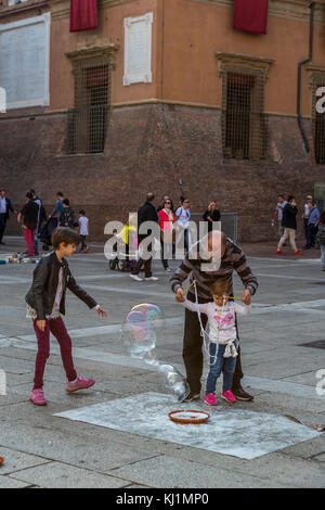 Ein street Performer seifige Blase in der Luft schweben. Piazza del Nettuno. Das Leben in der Stadt Bologna, Italien. Stockfoto