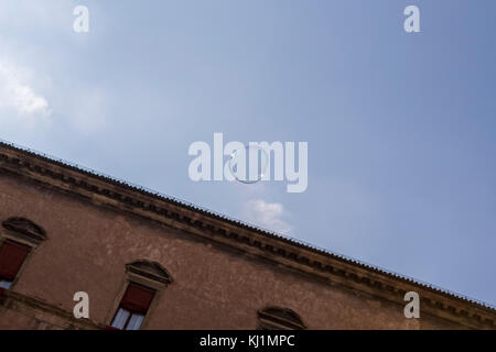 Ein street Performer seifige Blase in der Luft schweben. Piazza del Nettuno. Das Leben in der Stadt Bologna, Italien. Stockfoto