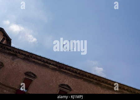 Ein street Performer seifige Blase in der Luft schweben. Piazza del Nettuno. Das Leben in der Stadt Bologna, Italien. Stockfoto