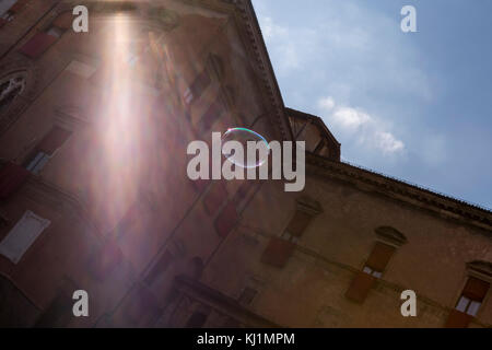 Ein street Performer seifige Blase in der Luft schweben. Piazza del Nettuno. Das Leben in der Stadt Bologna, Italien. Stockfoto