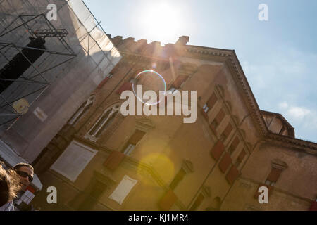 Ein street Performer seifige Blase in der Luft schweben. Piazza del Nettuno. Das Leben in der Stadt Bologna, Italien. Stockfoto