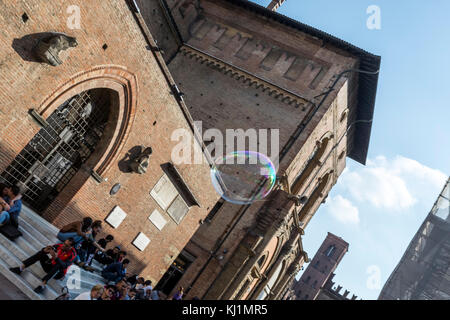 Ein street Performer seifige Blase in der Luft schweben. Piazza del Nettuno. Das Leben in der Stadt Bologna, Italien. Stockfoto