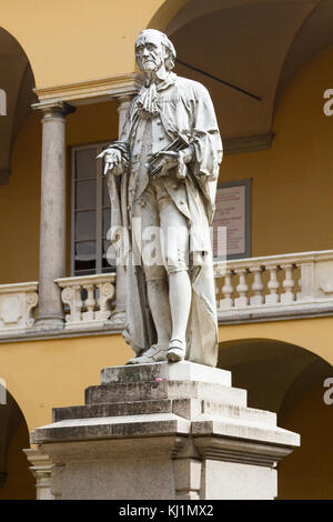 Die Statue von Alessandro Volta (Alessandro Giuseppe Antonio Anastasio Volta) auf dem Campus der Universität von Pavia (Università degli Studi di Pavia Stockfoto