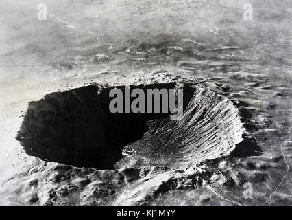 Foto von der Arizona Meteor Crater. Meteor Crater ist ein meteoriteneinschlag Krater und 18 Meilen (29 km) westlich von Winslow in der nördlichen Wüste in Arizona in den Vereinigten Staaten ungefähr 37 Meilen (60 km) östlich von Flagstaff. Vom 20. Jahrhundert Stockfoto